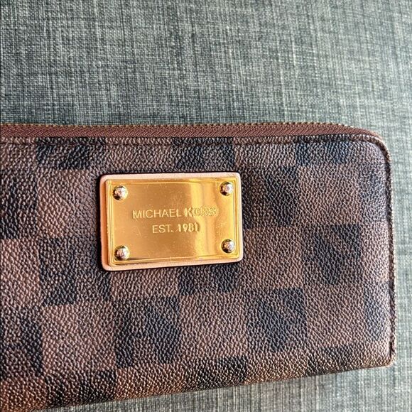 Michael Kors MK Signature Zip Around Wristlet Wallet Brown Patterned Wristlet! - Picture 2 of 11